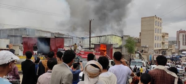 حريق هائل يلتهم مستودعا تجاريا للسلع الغذائية بصنعاء