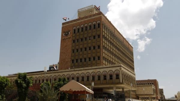 الحوثيون يردون على قرارات البنك المركزي بوقف السحب من الشبكات المحسوبة على عدن