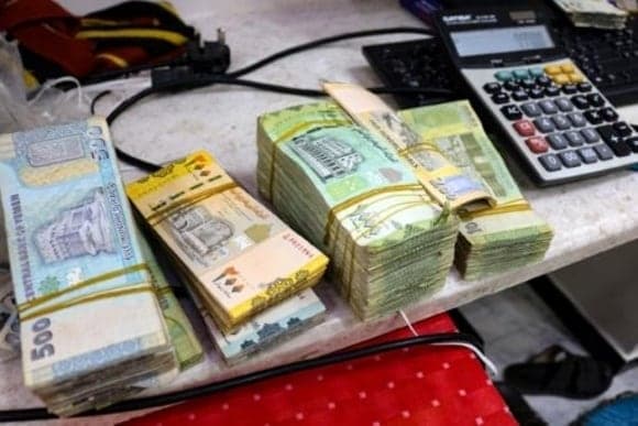 "حرب عملة" في اليمن تعمق معاناة سكان على حافة المجاعة