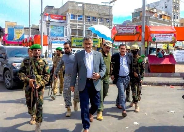 محافظ عدن يتفقد كريتر ويتعهد بجبر الاضرار