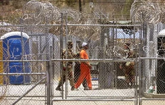 الامارات تنقل 12 معتقلا يمنيا الى المكلا