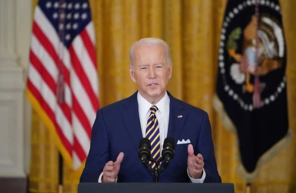 بايدن يتوعد بوتين إذا هاجمت روسيا أوكرانيا