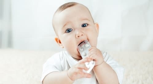 ماذا عليك فعله عند ابتلاع طفلك دواء بالخطأ؟