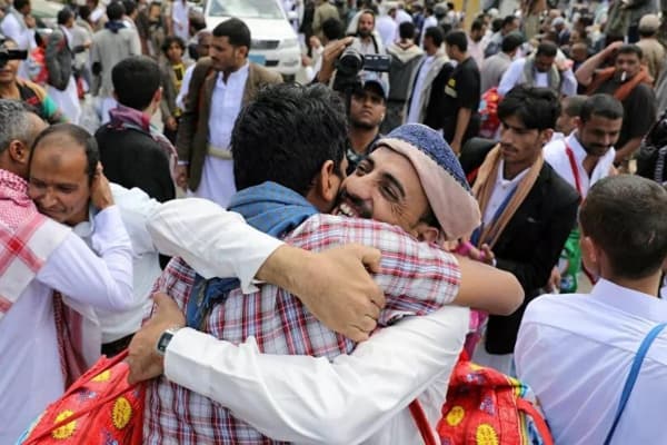 تبادل 11 محتجزا بين القوات الحكومية والحوثيين بوساطة محلية