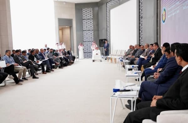 الحكومة اليمنية تعول على دعم خليجي لاستقرار العملة وفاتورة المرتبات