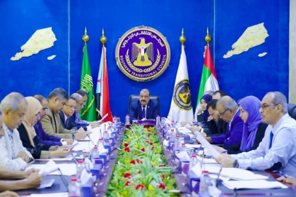 الانتقالي الجنوبي يحذر من "تحركات مريبة" لتوحيد عمليات البنك المركزي المنقسم بين عدن وصنعاء لصالح "اجندة مشبوهه"