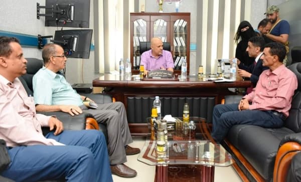 محافظ تعز يوجه بتشديد الرقابة على البنوك ومحلات الصرافة