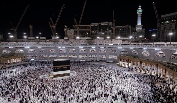 الحجاج يتدفقون إلى منى في ثاني أيام أكبر حج منذ جائحة كورونا