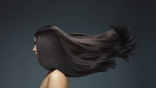 أطعمة يجب تناولها للحصول على شعر أكثر كثافة وقوة