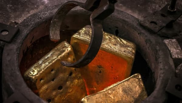 تراجع أسعار الذهب قرب أدنى مستوى لها منذ عامين ونصف العام مع ارتفاع الدولار