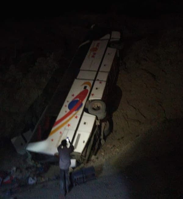 انباء عن وفاة واصابة العشرات بسقوط باص نقل جماعي في نقيل القبيطة