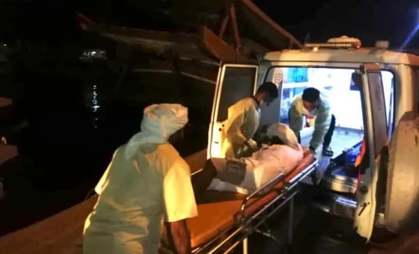 "خفر السواحل" تتسلم من البحرية الأمريكية ثلاثة مشتبهين في تهريب ممنوعات