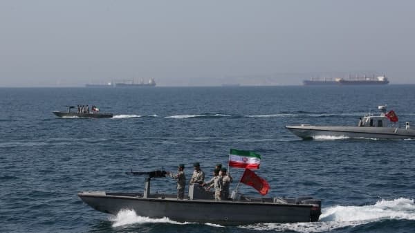 الحرس الثوري الإيراني يحتجز سفينة أجنبية تحمل نفطا مهربا