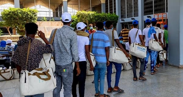 إعادة 136 مهاجر أفريقي إلى بلدانهم من مطار صنعاء