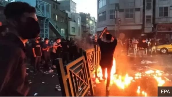 السلطات الإيرانية تعتقل عددا من لاعبي كرة القدم لمشاركتهم في حفلة مختلطة بمناسبة رأس السنة