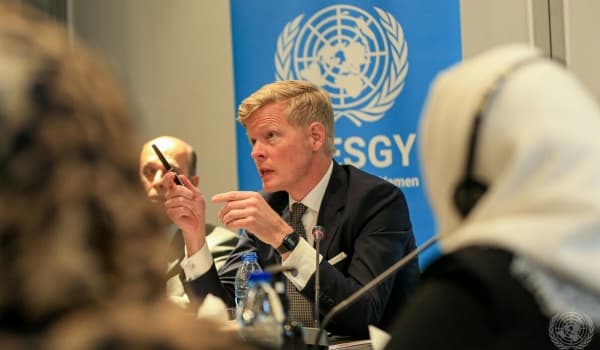 سباق الوساطتين لانهاء الحرب في البلاد