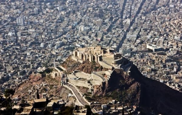 منظمة حقوقية تدين قنص جماعة الحوثيين لامرأة مسنة في تعز