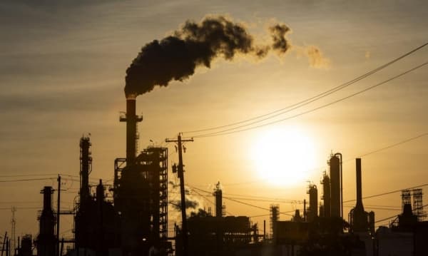 النفط يتراجع بعد تغلب تأثير مخاوف اقتصادية على توقعات قلة الإمدادات