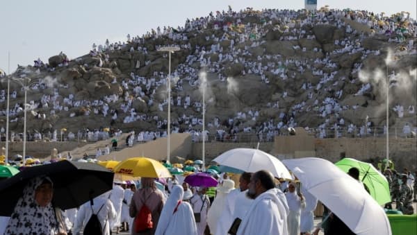 الحجاج يتدفقون على منى عشية الوقوف على عرفات