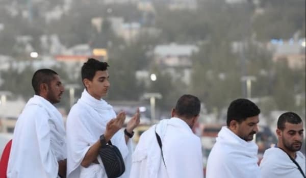 الحجاج يرمون جمرة العقبة الكبرى في ختام موسم الحج