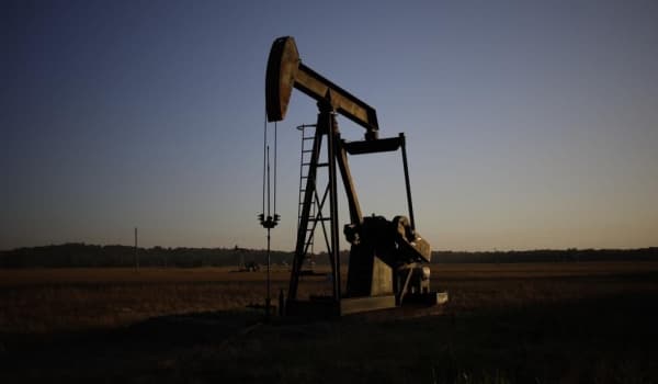 النفط يصعد عند التسوية بعد بيانات التضخم الأميركية