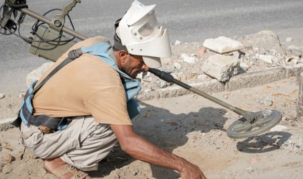 مقتل طفلين بانفجار جسمين حربيين في مأرب والحديدة