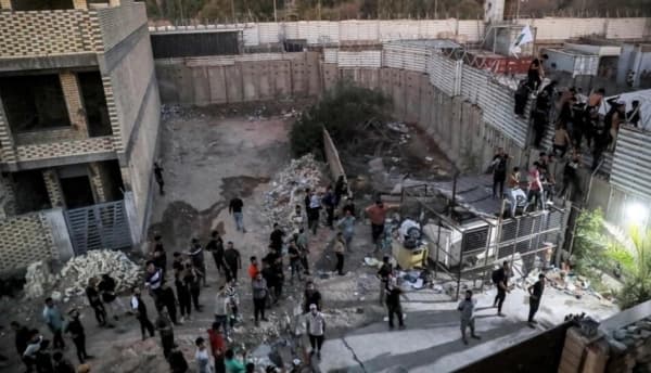 محتجون يضرمون النار في السفارة السويدية قبل حرق جديد متوقع للمصحف