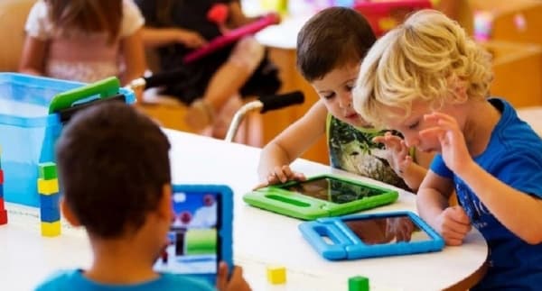 دراسة تكشف أن كثرة تعرض الأطفال للشاشات يؤخر نموهم العقلي