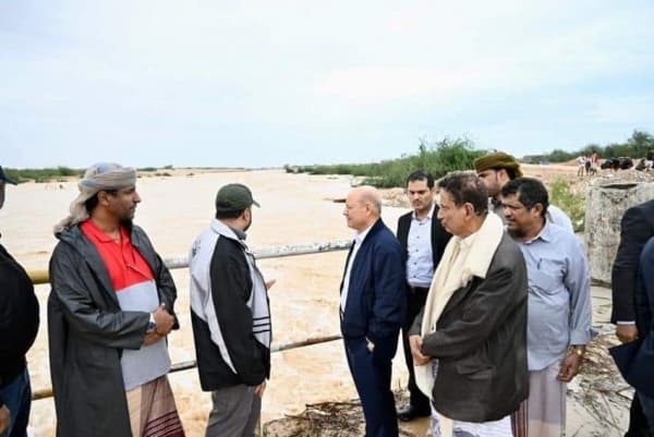 الرئيس العليمي يجدد التزام الدولة باغاثة منكوبي اعصار "تيج" ويدعو شركاء بلاده للتخفيف من وطأة الكارثة