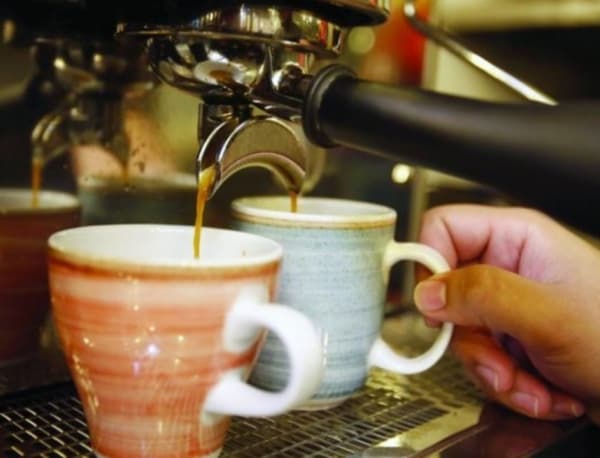 هل الكافيين مضر للأطفال والمراهقين؟