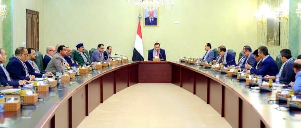 الحكومة تعلن رفضا مطلقا لتهديد الحوثيين لحركة الملاحة الدولية