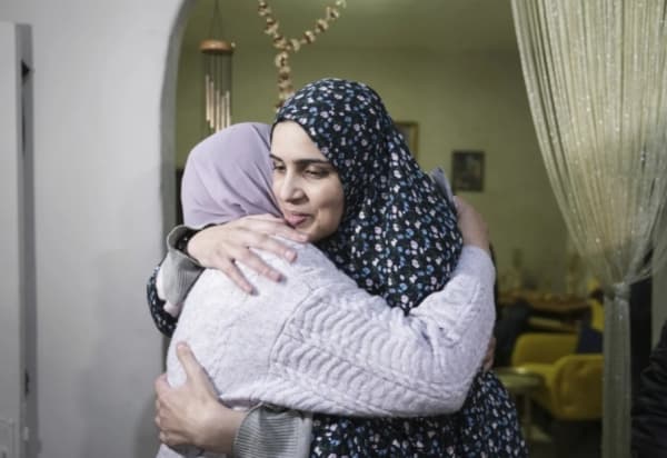 لحظات من السعادة تعيشها الاسر الفلسطينية بإطلاق سراح القاصرين والنساء في صفقة تبادل الأسرى خلال حرب غزة