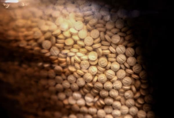 السعودية.. إحباط محاولة تهريب أكثر من 416 ألف حبة كبتاغون في إرسالية ستائر