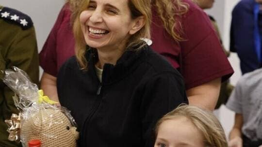 سأكون للأبد أسيرة شكر".. أسيرة إسرائيلية تكتب رسالة وداع لـ"القسام" قبل إطلاق سراحها