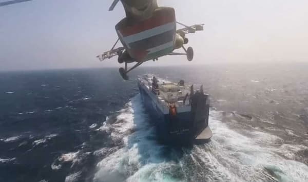 السعودية تحث أمريكا على ضبط النفس وسط هجمات الحوثيين على سفن في البحر الأحمر