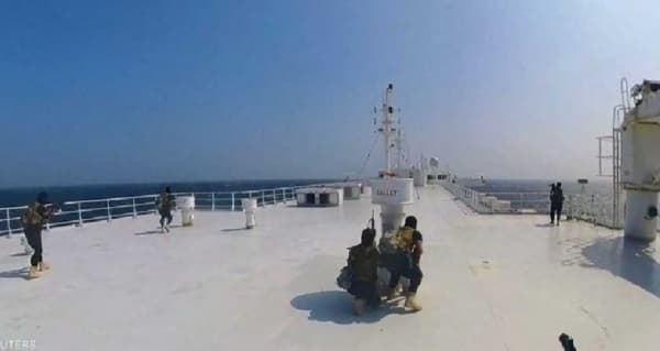 استهداف الحوثيين للسفن يفرض تداعيات اقتصادية وعسكرة للبحار