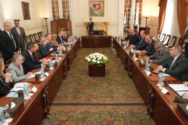 مصر تحذر من اتساع رقعة الحرب وتوجه رسالة بشأن البحر الأحمر