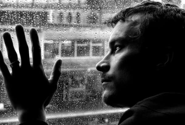 ما هي المسببات الرئيسية للاكتئاب؟