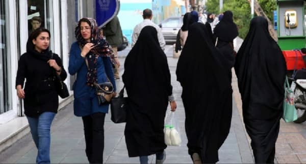 السلطات الإيرانية تعاقب ناشطة بـ74 جلدة بسبب عدم ارتداء غطاء الرأس