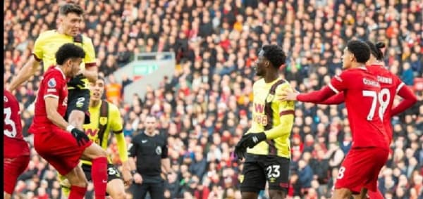 ليفربول يستعيد صدارة الدوري الإنجليزي بثلاثية في شباك بيرنلي