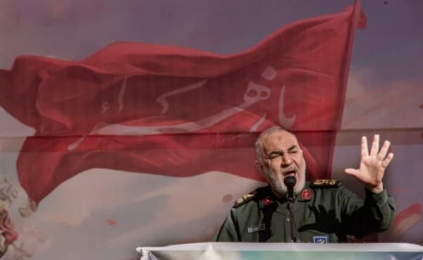 الحرس الثوري الإيراني يعلن نجاح إطلاق صاروخ باليستي بحري بعيد المدى