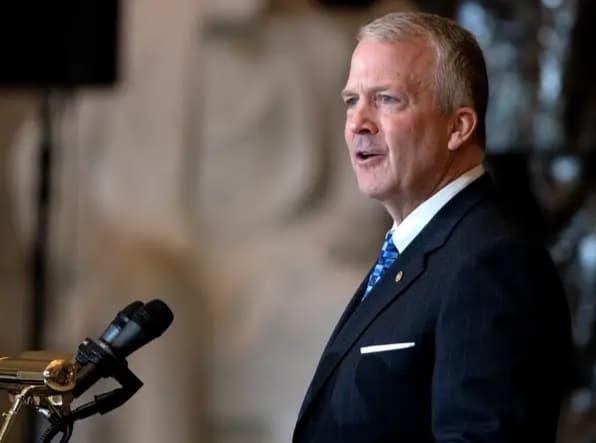 سيناتور جمهوري يقترح على بايدن إغراق السفن الإيرانية لمساعدتها الحوثيين