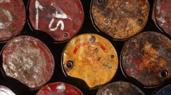 أسعار النفط تعود إلى المنطقة الحمراء