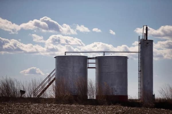 النفط يرتفع إلى أعلى مستوياته في عدة أشهر وسط مخاوف بشأن الإمدادات الروسية