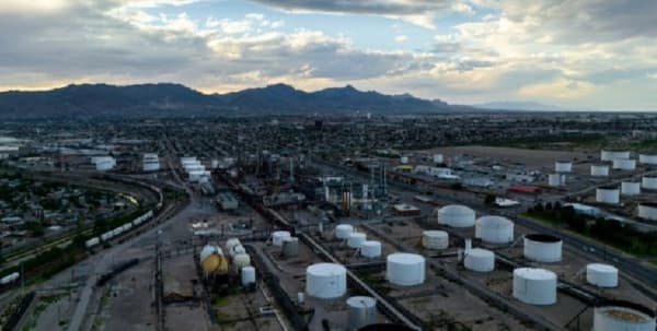 أسعار النفط ترتفع عند التسوية لكنها تسجل خسائر أسبوعية بنحو 1%