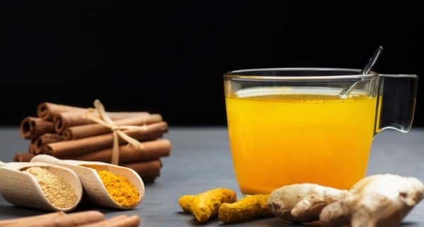 7 فوائد مذهلة لتناول مشروب الكركم على معدة خاوية صباحاً