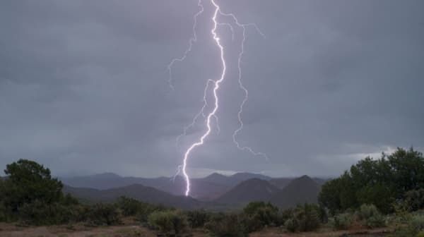 "الأرصاد" يحذر من الصواعق الرعدية والانهيارات الصخرية والطينية في عدة محافظات