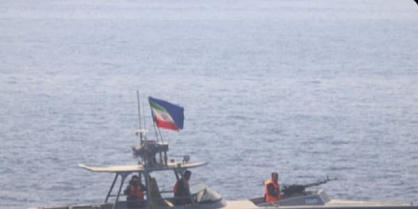 إيران تعلن الإفراج عن طاقم سفينة مرتبطة بإسرائيل