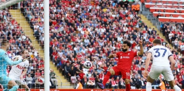 الفرعون المصري العائد يقود ليفربول إلى فوز عريض على توتنهام