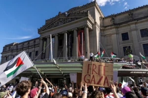 محتجون مؤيدون للفلسطينيين يحتلون أجزاء من متحف بروكلين